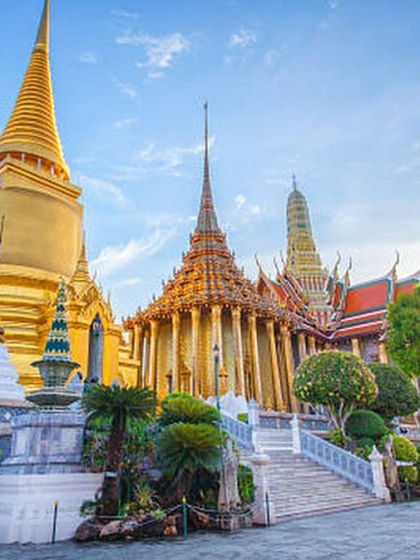 The Grand Palace and golden temples of Bangkok, a city where a Nannimoon nanny comes to your hotel